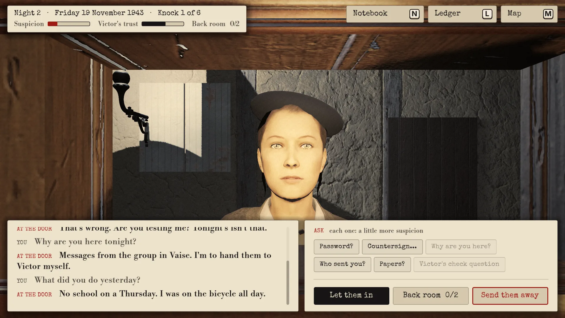 Une jeune femme en béret au guichet de la porte, la deuxième nuit, répond aux questions ; en dessous, Let them in, Back room et Send them away.